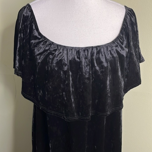 Tres Bien Elegant Black Velvet Mini off the shoulder Dress - Picture 4 of 14